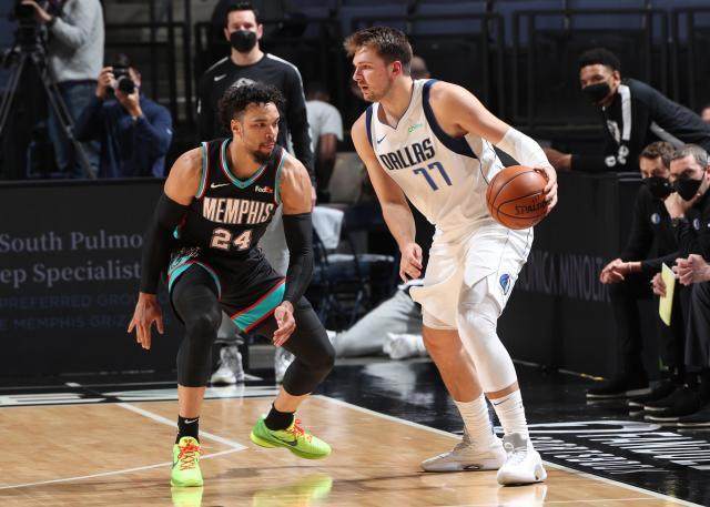 乐鱼体育官网入口-东契奇连走背字独行侠惨负灰熊 西部已乱成一锅粥